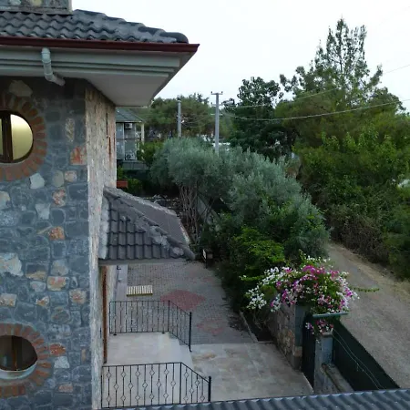 Villa Lueks Bahceli Oezel Havuzlu *